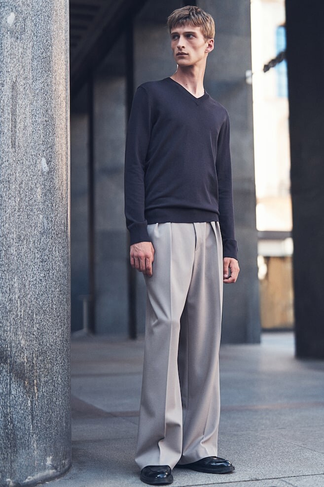 Свитер облегающего кроя из тонкой вязки с v образным вырезом H&M, синий
Свитер облегающего кроя из тонкой вязки с v образным вырезом H&M, синий