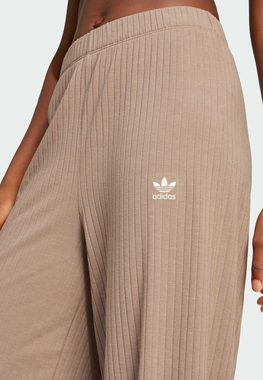 Брюки ESSENTIALS WIDE adidas Originals, коричневый
Брюки ESSENTIALS WIDE adidas Originals, коричневый