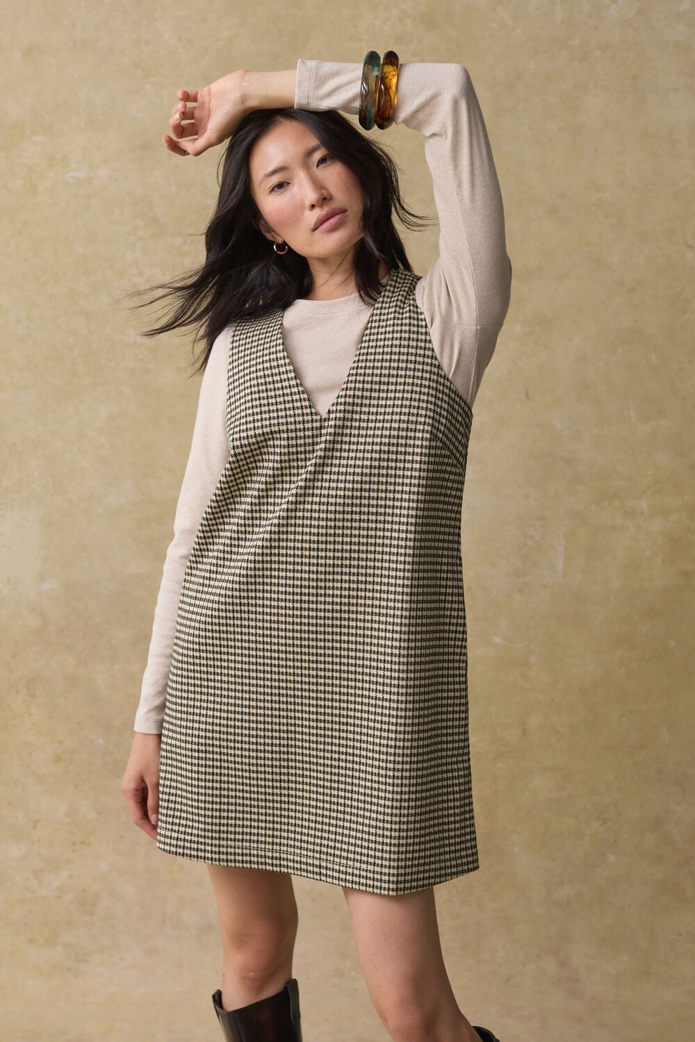 Мини платье сарафан с V образным вырезом и понте Next, коричневый
Мини платье сарафан с V образным вырезом и понте Next, коричневый