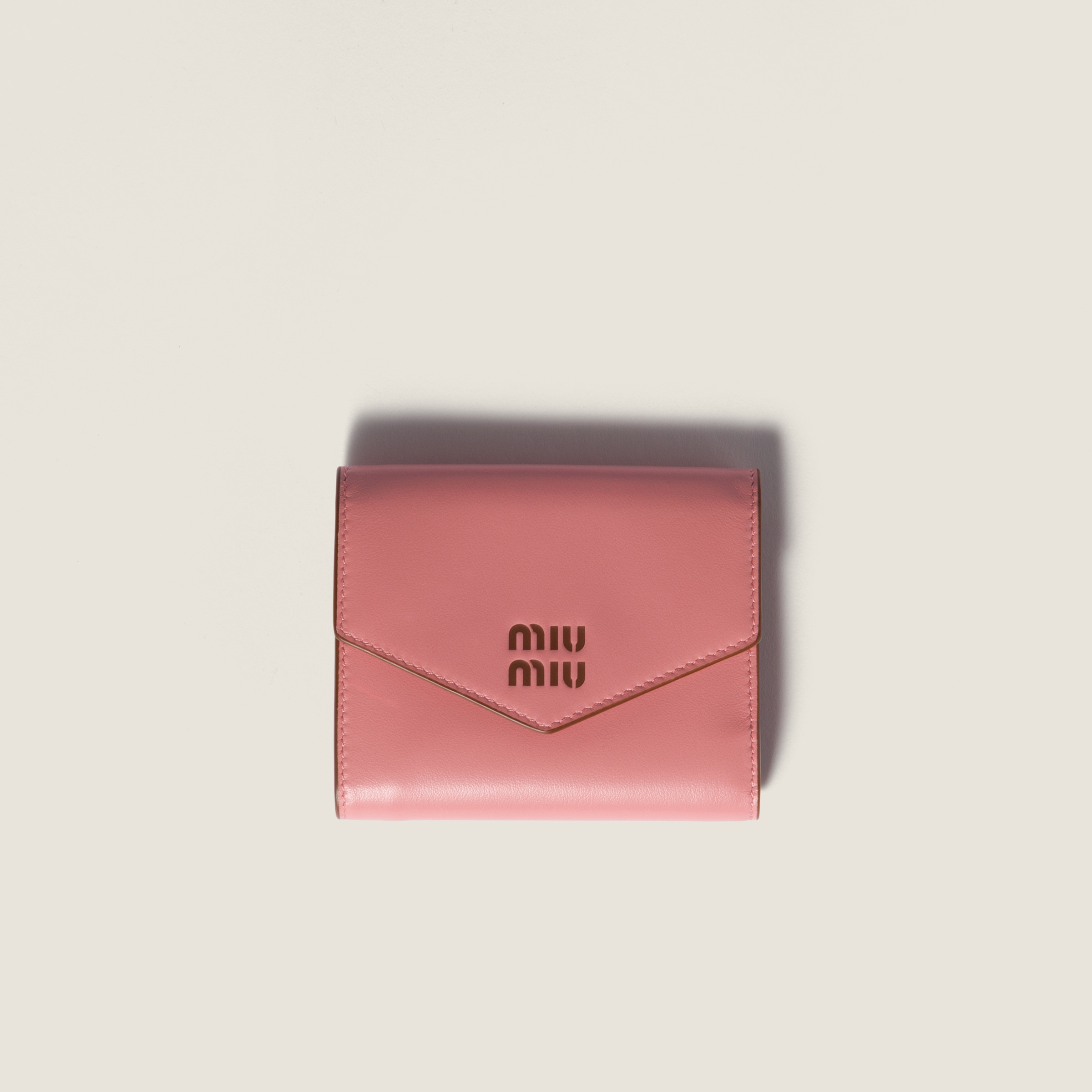 Маленький кожаный кошелек MIU MIU, розовый
Маленький кожаный кошелек MIU MIU, розовый
