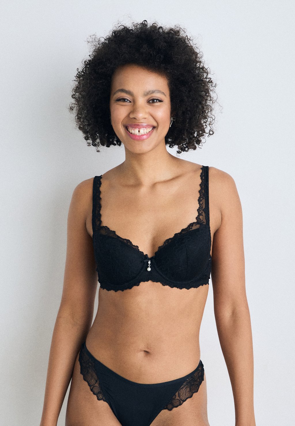 Бюстгальтер пуш-ап LASCANA, черный
Бюстгальтер пуш-ап LASCANA, черный