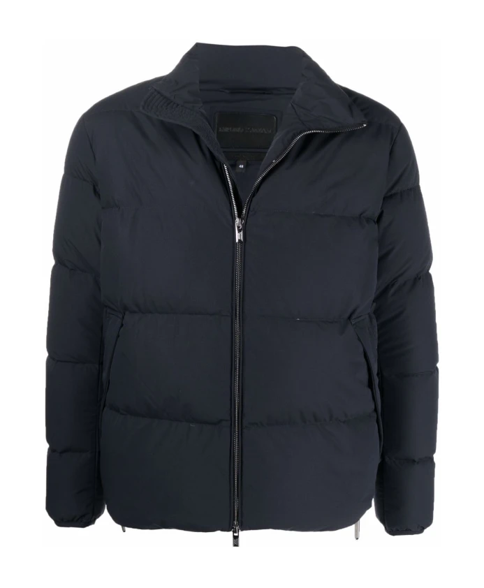 Стеганая нейлоновая пуховая куртка с застежкой-молнией по всей длине. Emporio Armani, синий
Стеганая нейлоновая пуховая куртка с застежкой-молнией по всей длине. Emporio Armani, синий