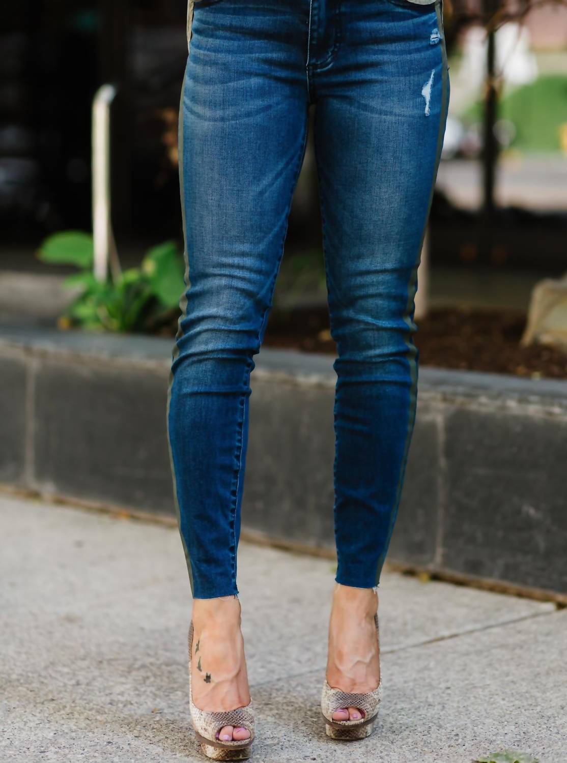 Узкие джинсы Connie с высокой посадкой и щиколоткой в темно-каменной основе с оливковой полоской KUT FROM THE KLOTH
Узкие джинсы Connie с высокой посадкой и щиколоткой в темно-каменной основе с оливковой полоской KUT FROM THE KLOTH