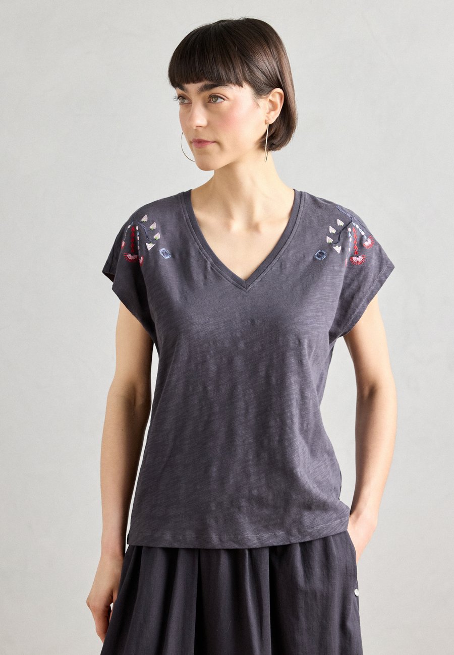 Футболка Scotch & Soda EMBROIDERED V NECK, Charcoal/Black
Футболка Scotch & Soda EMBROIDERED V NECK, Charcoal/Black
