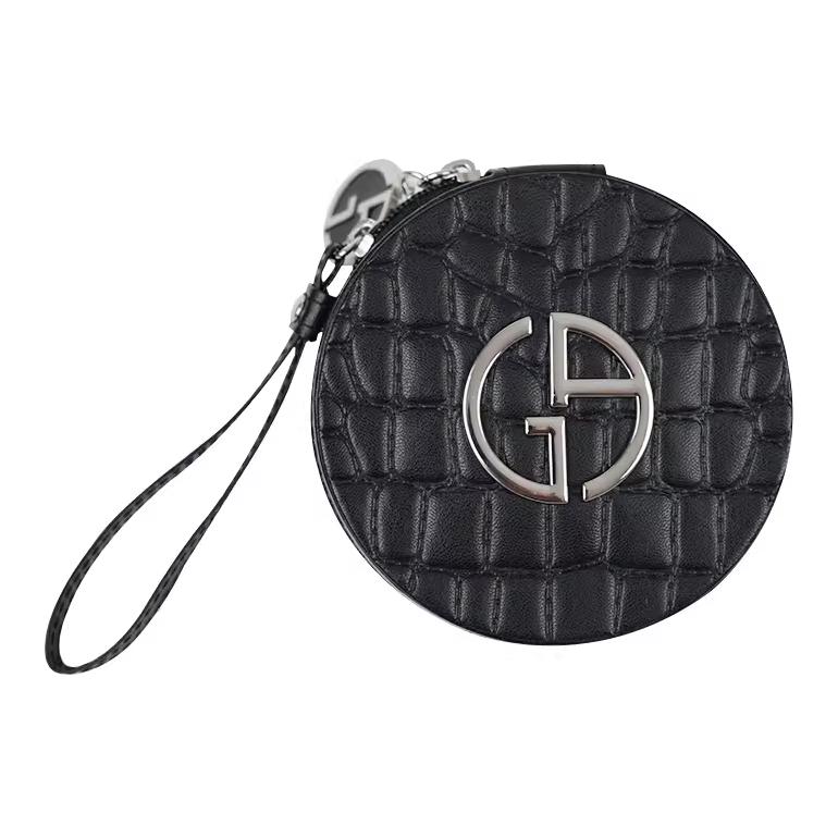 Amani чехол для косметики с эффектом крокодиловой кожи круглый мешок для хранения GIORGIO ARMANI
Amani чехол для косметики с эффектом крокодиловой кожи круглый мешок для хранения GIORGIO ARMANI