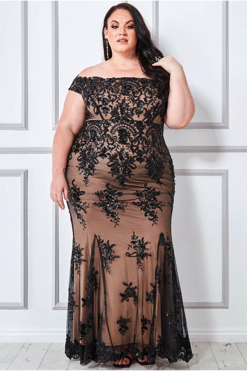 Платье макси с фестончатым вырезом и пайетками и кружевом Goddiva, черный
Платье макси с фестончатым вырезом и пайетками и кружевом Goddiva, черный