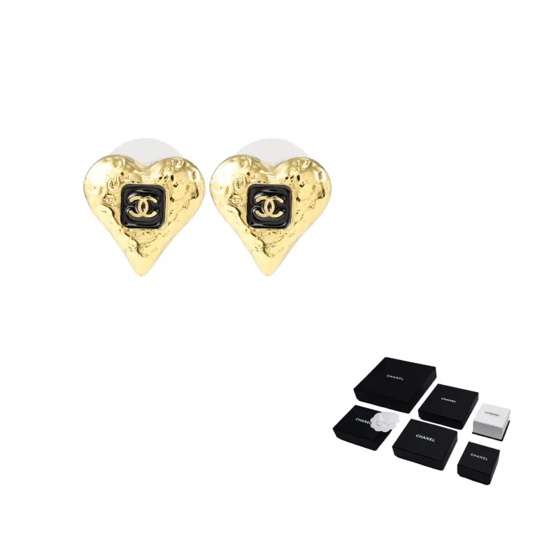 Маленькие золотые серьги-гвоздики Metal Stud CHANEL
Маленькие золотые серьги-гвоздики Metal Stud CHANEL