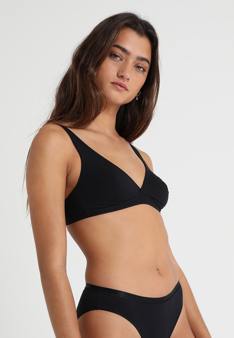 Бюстгальтер Hanro SENSATION SOFT CUP, Black
Бюстгальтер Hanro SENSATION SOFT CUP, Black