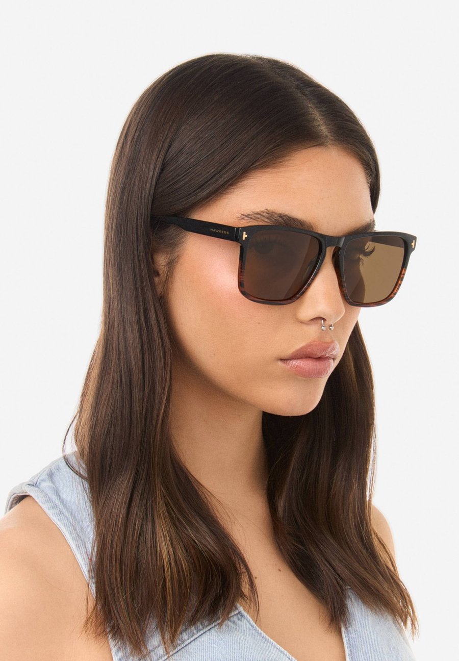 Солнцезащитные очки Hawkers DUST, Black
Солнцезащитные очки Hawkers DUST, Black