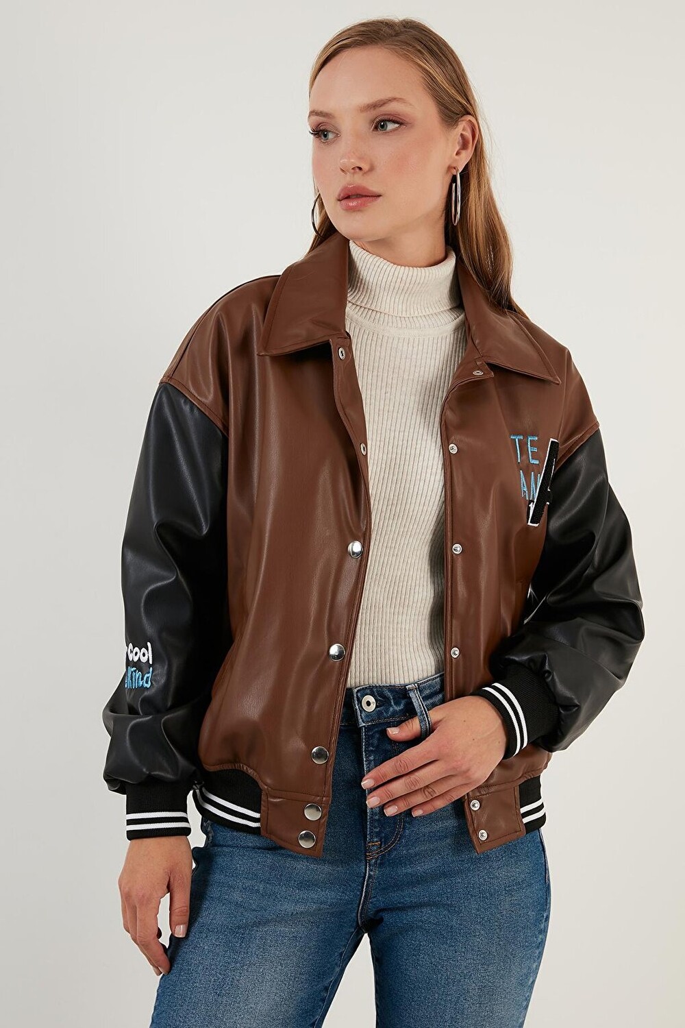 Куртка-бомбер из искусственной кожи Oversize с карманами 6230104 Lela, коричневый
Куртка-бомбер из искусственной кожи Oversize с карманами 6230104 Lela, коричневый