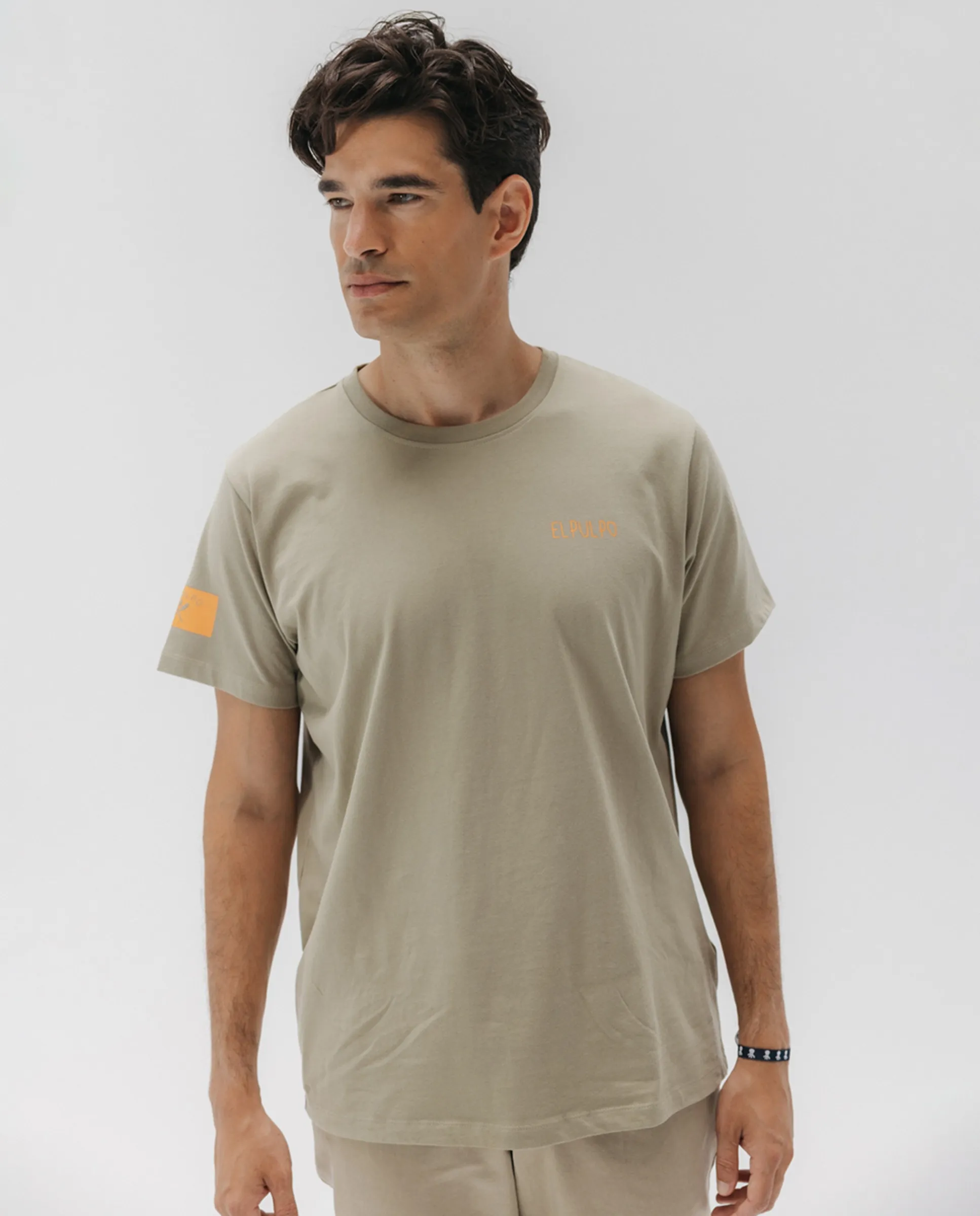 Мужская полуприлегающая футболка с коротким рукавом и нашивкой на рукаве El Pulpo, военный зеленый
Мужская полуприлегающая футболка с коротким рукавом и нашивкой на рукаве El Pulpo, военный зеленый