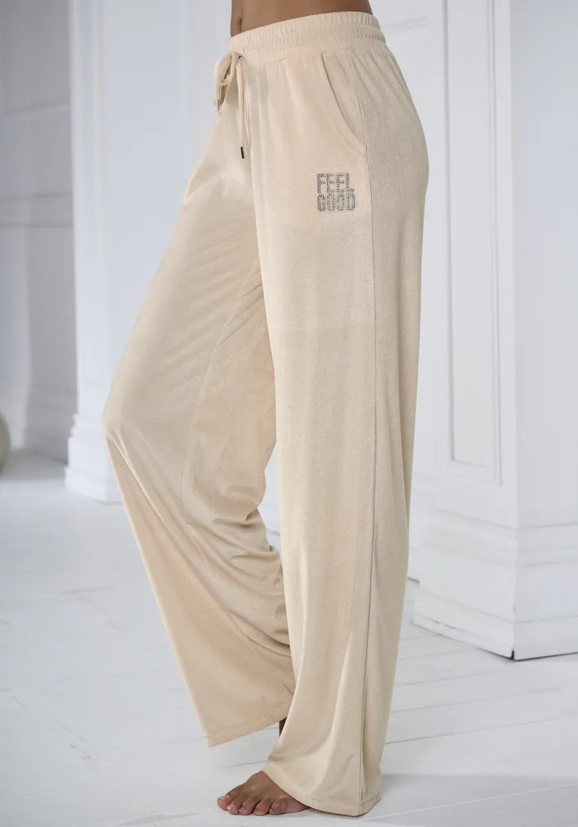 Брюки Vivance Nicki "брюки для отдыха" с блестящей надписью из драгоценных камней, кремовый
Брюки Vivance Nicki "брюки для отдыха" с блестящей надписью из драгоценных камней, кремовый