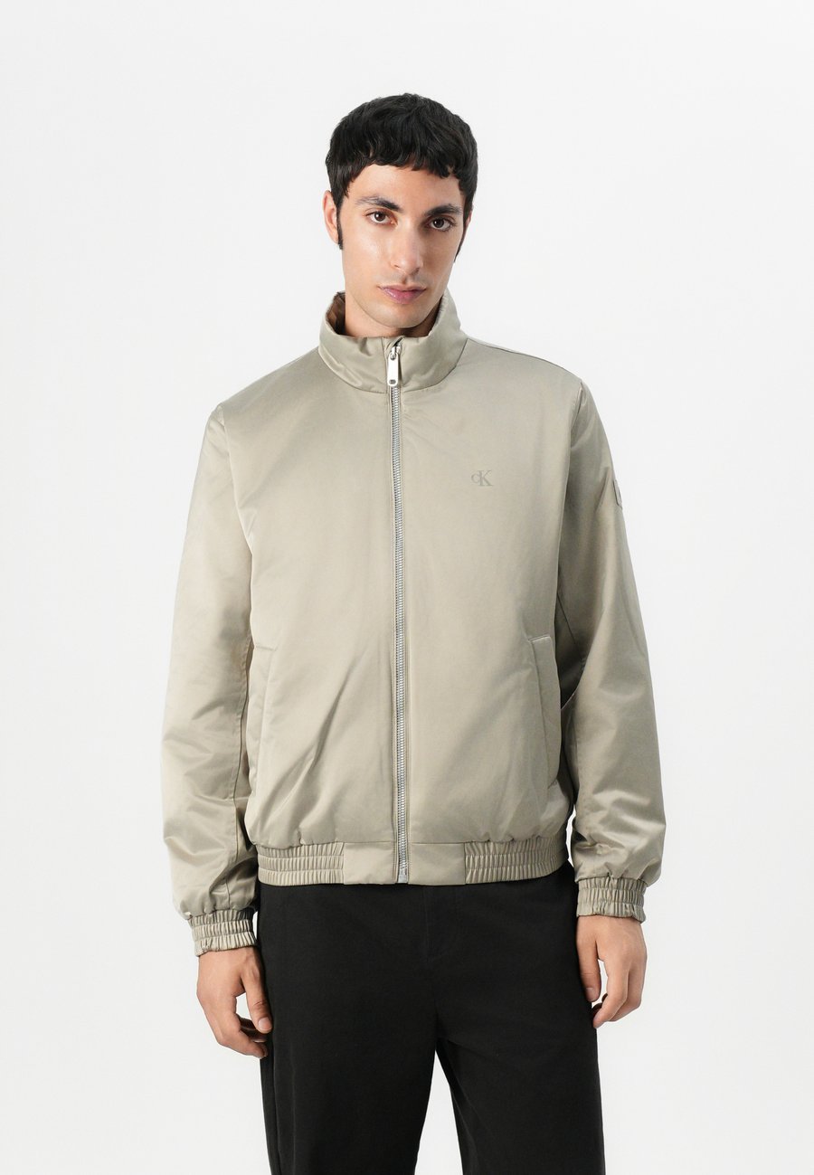 Куртка Calvin Klein Jeans PADDED HARRINGTON JACKET, Vintage Khaki/Khaki
Куртка Calvin Klein Jeans PADDED HARRINGTON JACKET, Vintage Khaki/Khaki