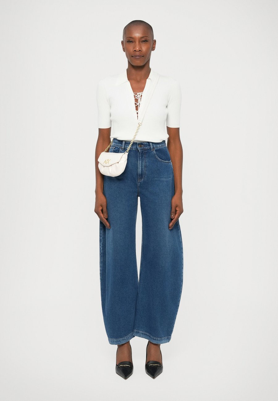 Сумка кросс-боди Armani Exchange CRACKLE MINI BAG, Sea Salt/Off-White
Сумка кросс-боди Armani Exchange CRACKLE MINI BAG, Sea Salt/Off-White