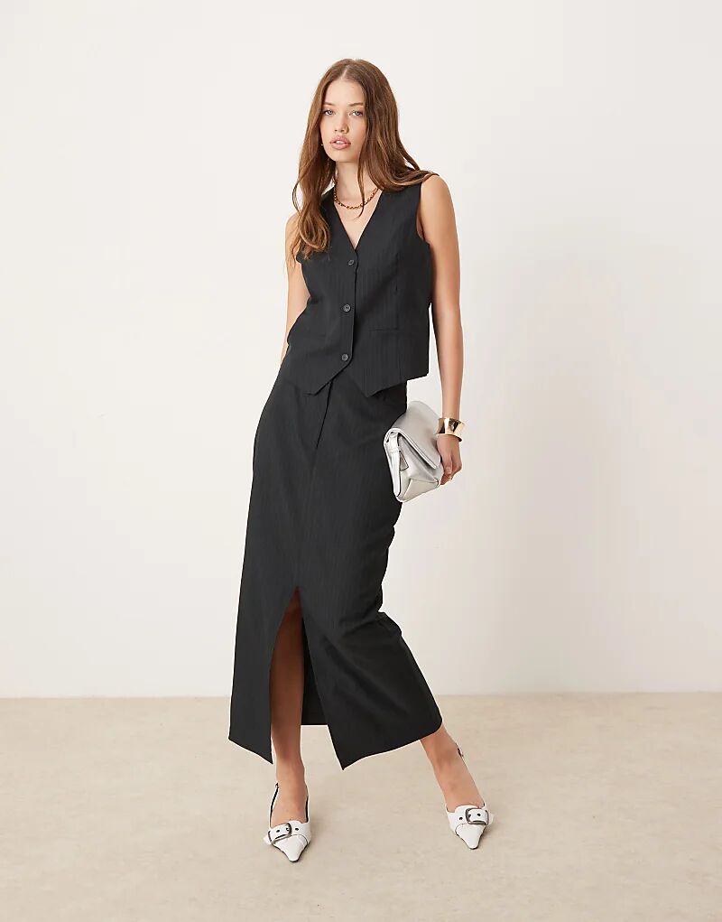 Юбка миди JDY с разрезом, темно-синяя в тонкую полоску
Юбка миди JDY с разрезом, темно-синяя в тонкую полоску