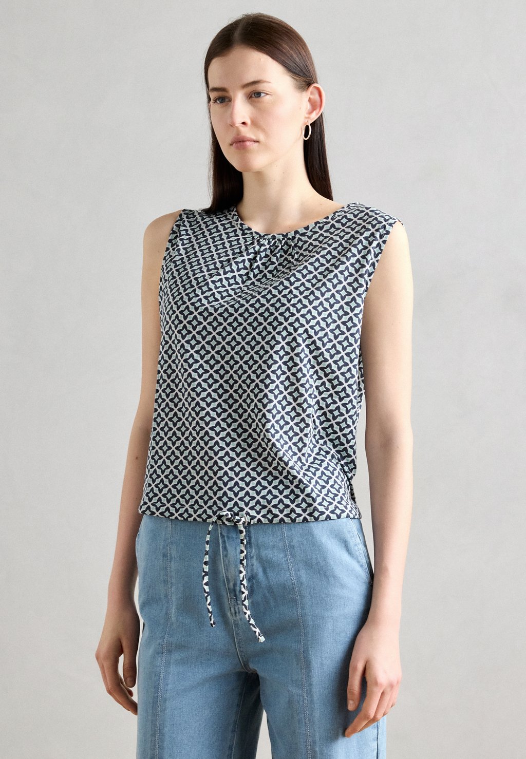 Топ SLEEVELESS GATHERING AT HEM Marc O'Polo, серый 
Топ SLEEVELESS GATHERING AT HEM Marc O'Polo, серый