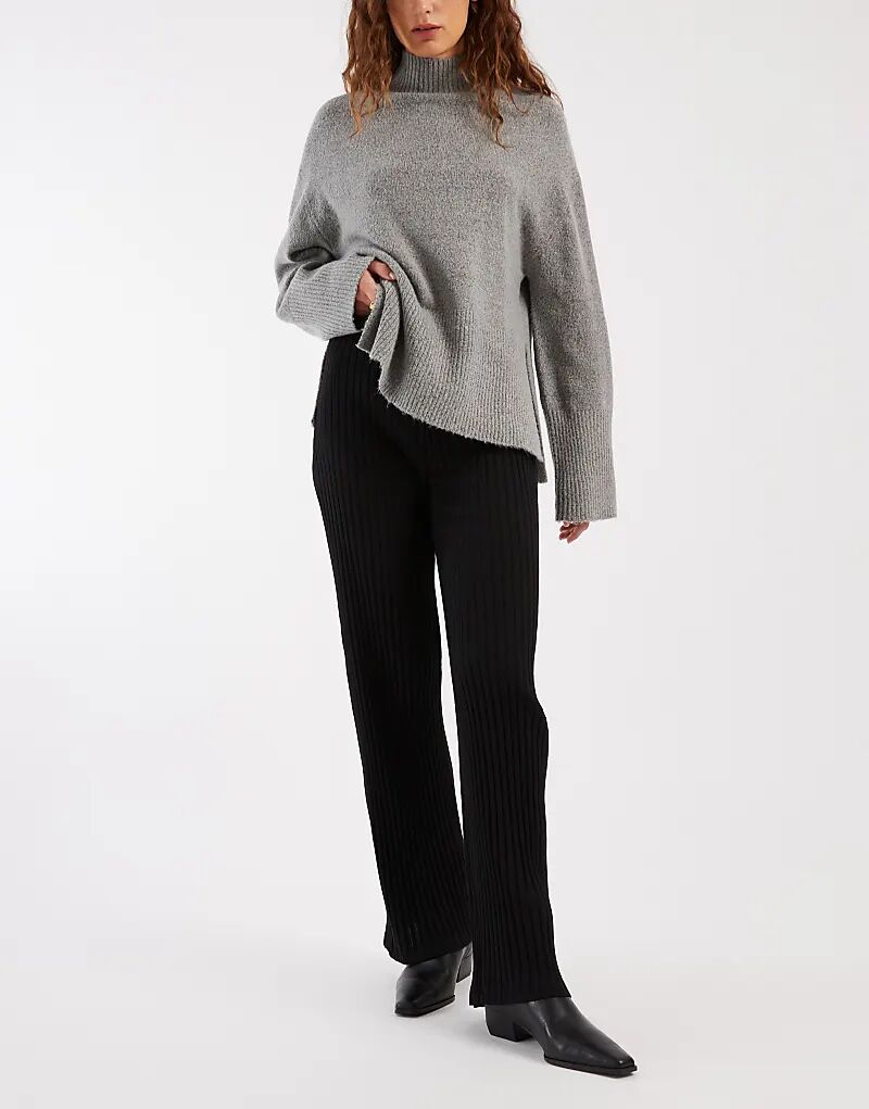 Широкие брюки Miss Selfridge в рубчик, черного цвета
Широкие брюки Miss Selfridge в рубчик, черного цвета