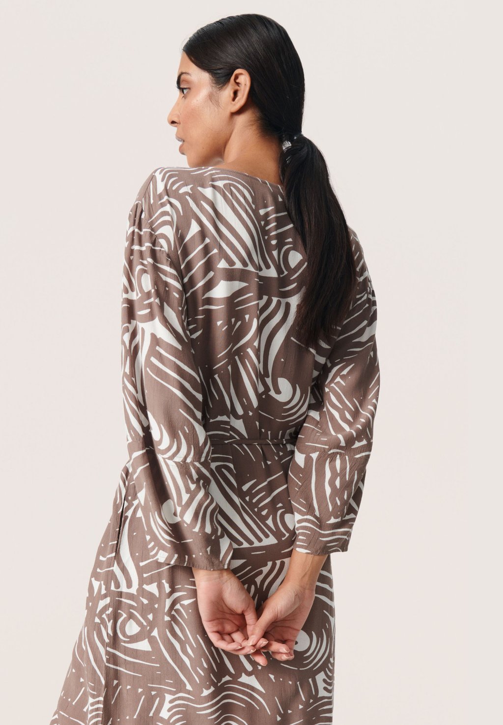 Повседневное платье SLMARIAN Soaked in Luxury, коричневый
Повседневное платье SLMARIAN Soaked in Luxury, коричневый