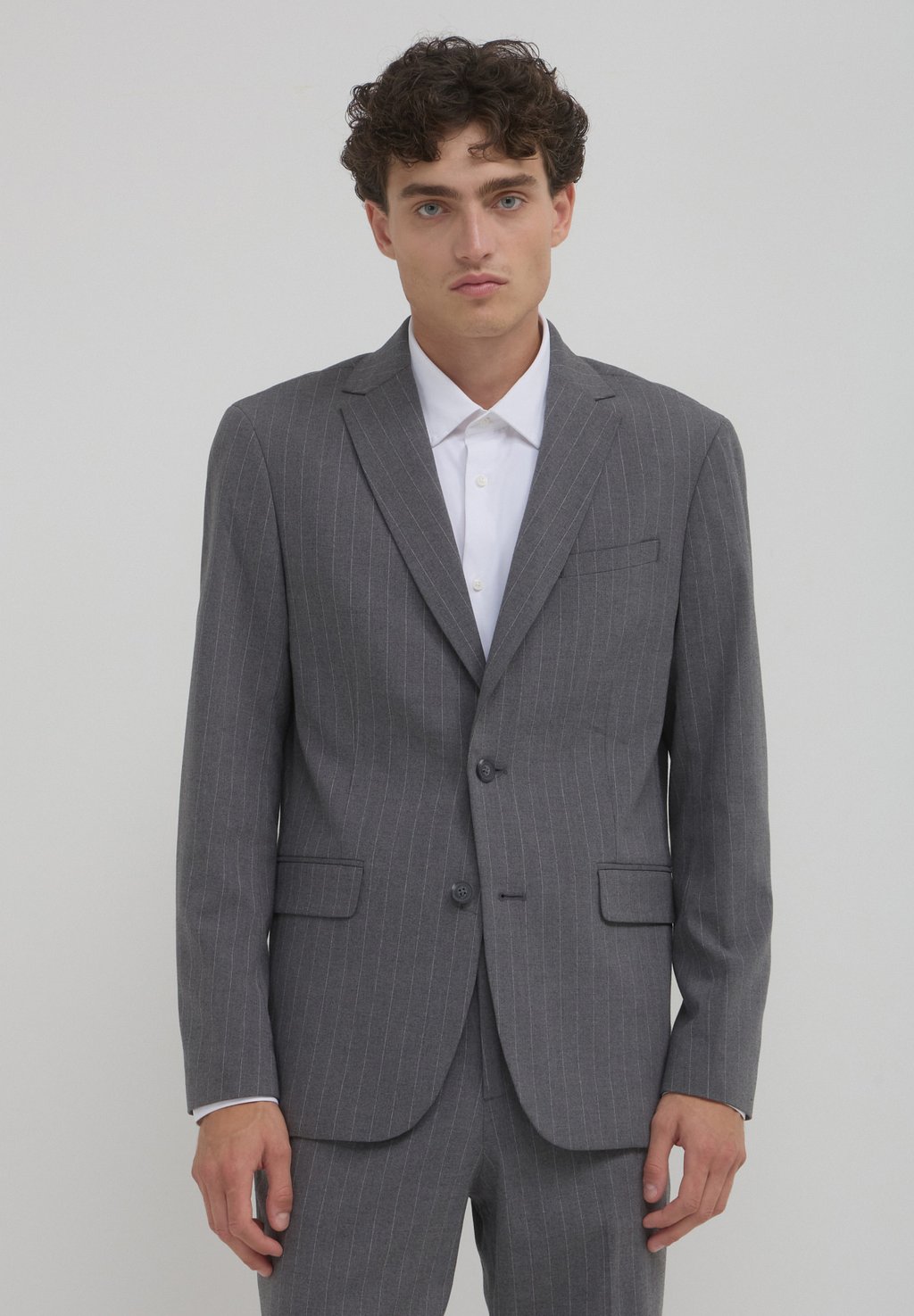 Пиджак-блейзер PINSTRIPED Calliope, темно-серый
Пиджак-блейзер PINSTRIPED Calliope, темно-серый
