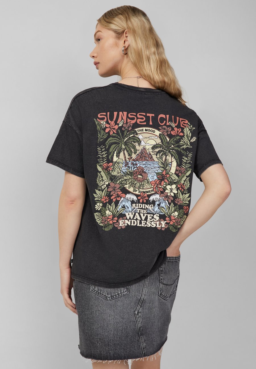 Футболка QS GEWASCHENES MIT BACKPRINT, Schwarz/Dark Grey, Серый, Футболка QS GEWASCHENES MIT BACKPRINT, Schwarz/Dark Grey
Футболка QS GEWASCHENES MIT BACKPRINT, Schwarz/Dark Grey, Серый, Футболка QS GEWASCHENES MIT BACKPRINT, Schwarz/Dark Grey