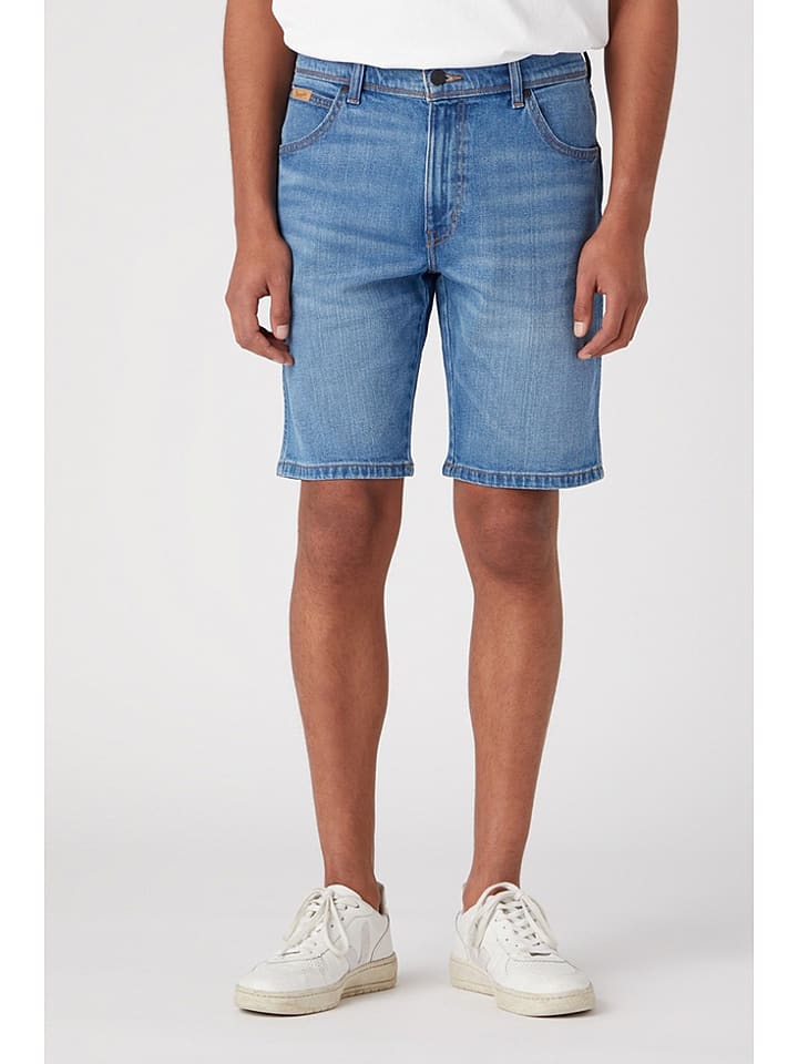 светло-голубые джинсовые шорты Wrangler
светло-голубые джинсовые шорты Wrangler