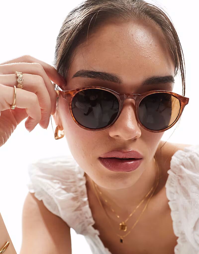 Круглые солнцезащитные очки AJ Morgan Grad School с эффектом винтажной черепаховой кожи
Круглые солнцезащитные очки AJ Morgan Grad School с эффектом винтажной черепаховой кожи