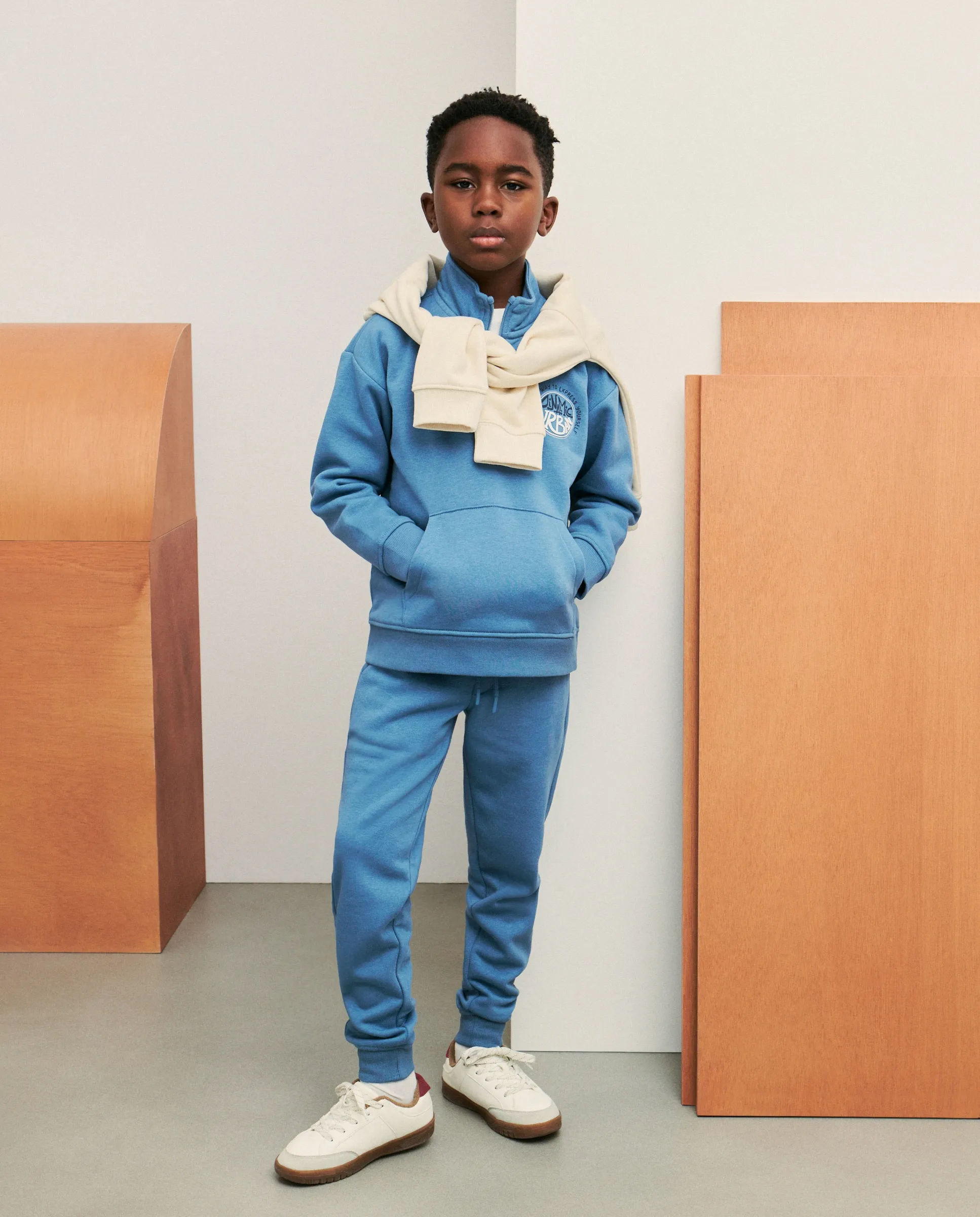 Детский комплект из 2 предметов: худи с воротником-стойкой и длинные брюки Kids El Corte Inglés, синий
Детский комплект из 2 предметов: худи с воротником-стойкой и длинные брюки Kids El Corte Inglés, синий