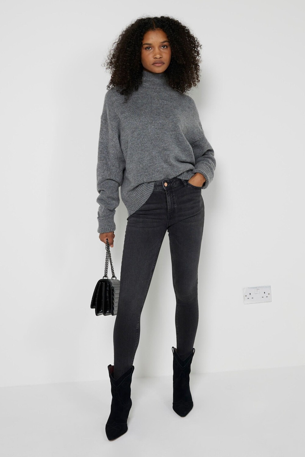 Узкие джинсы средней посадки River Island, черный
Узкие джинсы средней посадки River Island, черный