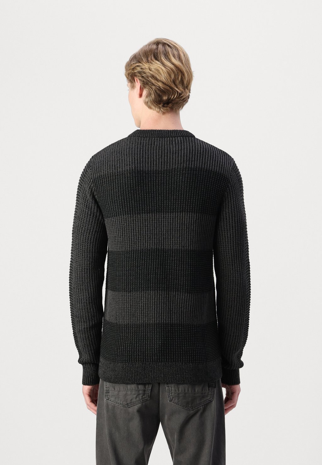 Джемпер JJHUGO CREW NECK Jack & Jones, черный
Джемпер JJHUGO CREW NECK Jack & Jones, черный