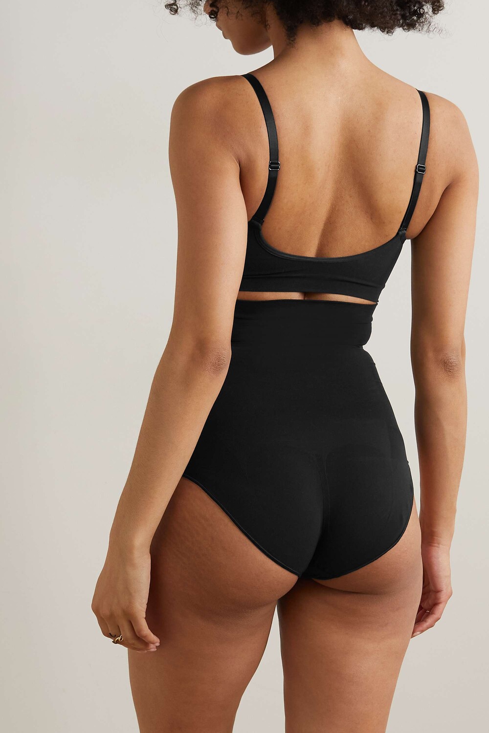 SKIMS Бесшовные трусы Sculpt с высокой талией - Оникс, черный
SKIMS Бесшовные трусы Sculpt с высокой талией - Оникс, черный