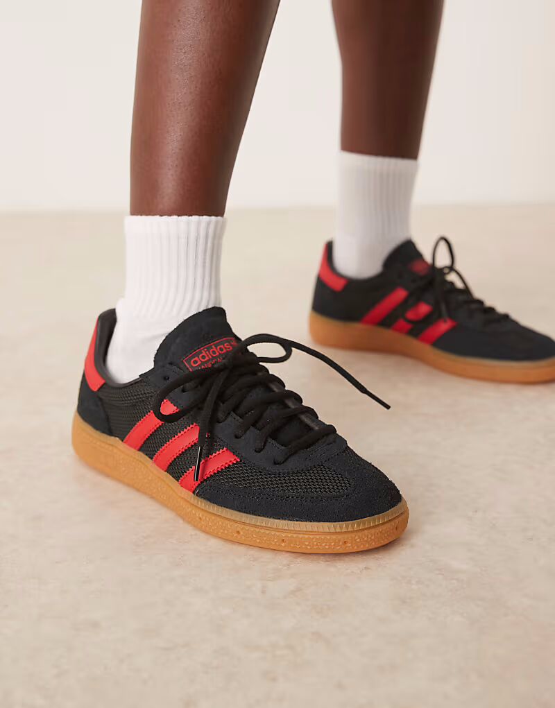 Кроссовки Adidas Originals Handball Spezial черного и красного цвета
Кроссовки Adidas Originals Handball Spezial черного и красного цвета