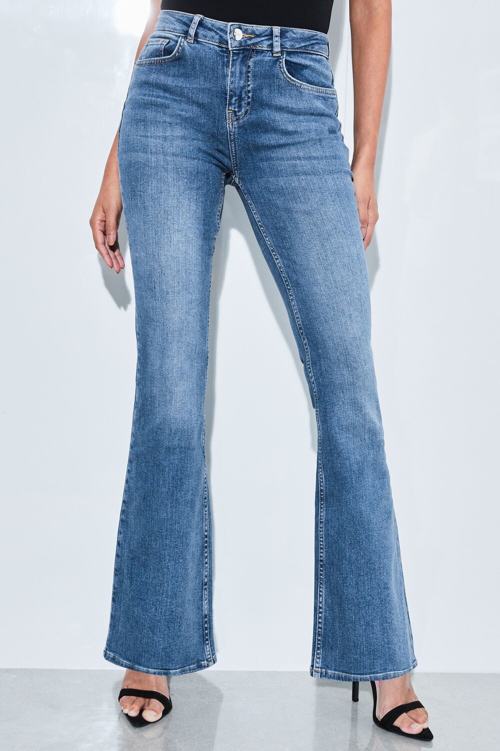 Джинсы средней посадки с расклешенными штанинами Chloe Lipsy, синий
Джинсы средней посадки с расклешенными штанинами Chloe Lipsy, синий