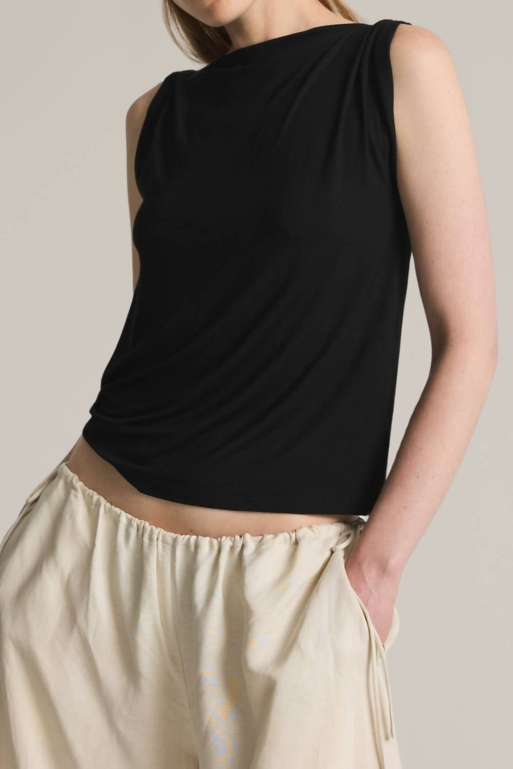 Мягкий вязаный топ с перекрученным верхом в черном цвете MOD REF
Мягкий вязаный топ с перекрученным верхом в черном цвете MOD REF