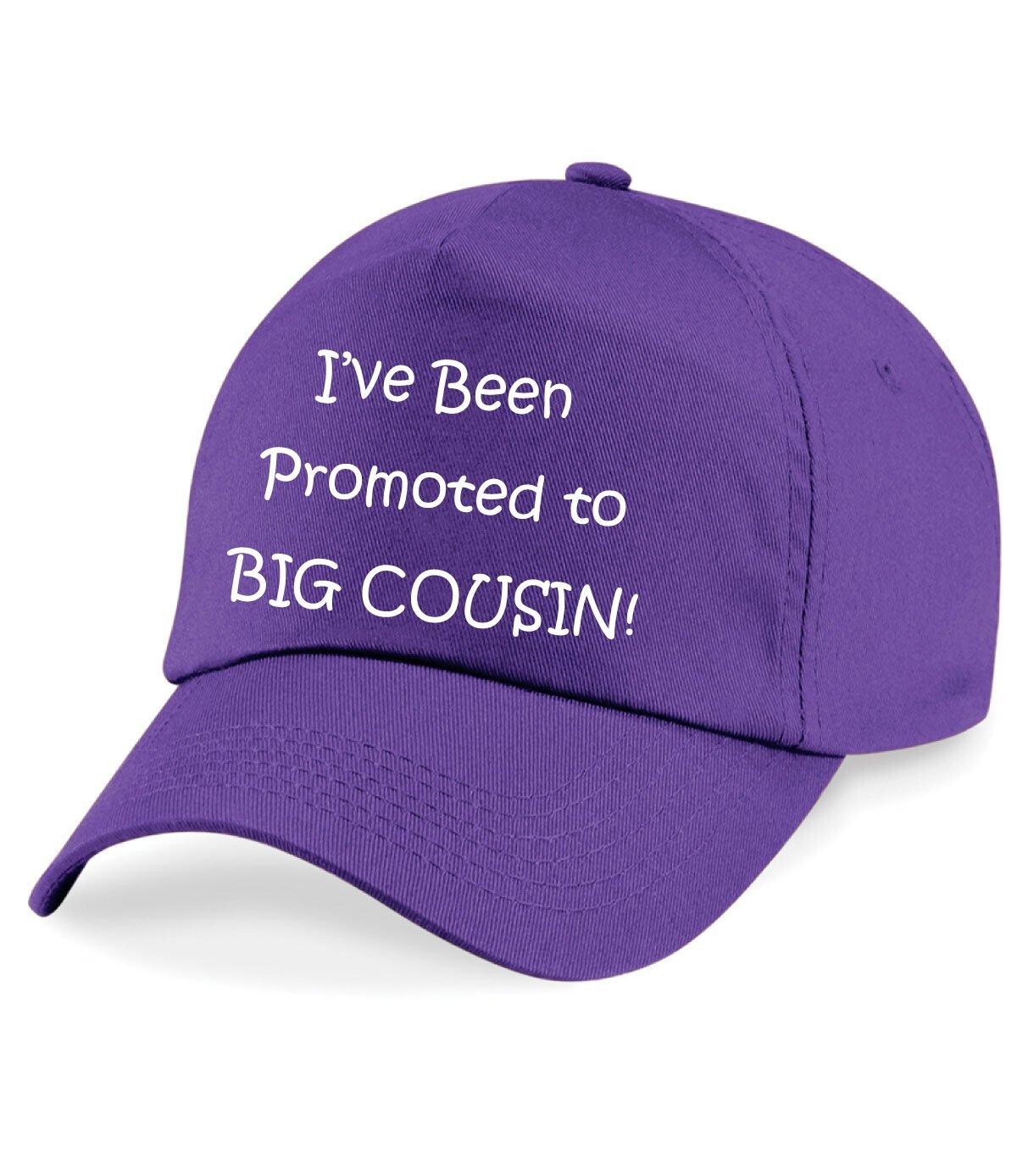 Бейсбольная кепка «Девочки, которых меня повысили до большой кузины» 60 SECOND MAKEOVER, фиолетовый
Бейсбольная кепка «Девочки, которых меня повысили до большой кузины» 60 SECOND MAKEOVER, фиолетовый