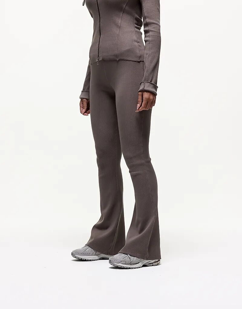 Леггинсы расклешенные, с перекрестными вставками, коричневого цвета Good For Nothing
Леггинсы расклешенные, с перекрестными вставками, коричневого цвета Good For Nothing