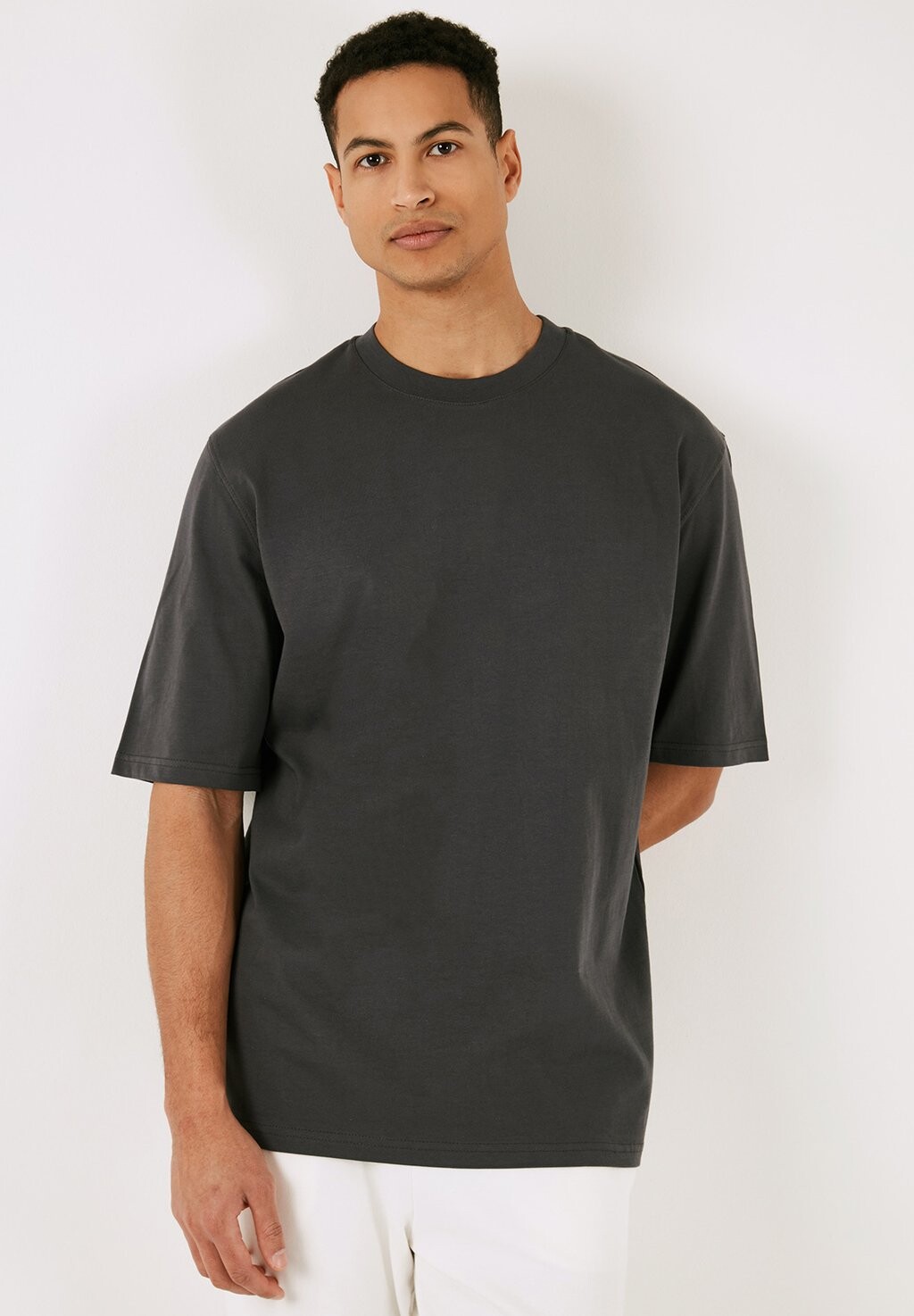 Простая футболка LOOSE FIT Buratti, антрацит
Простая футболка LOOSE FIT Buratti, антрацит