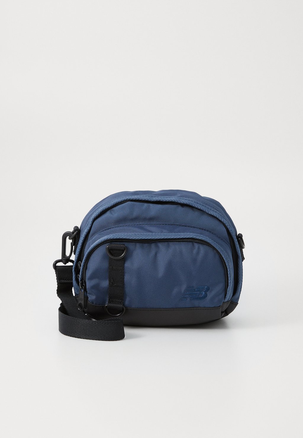 Сумка через плечо ATHLETICS SLING BAG UNISEX New Balance, синий 
Сумка через плечо ATHLETICS SLING BAG UNISEX New Balance, синий