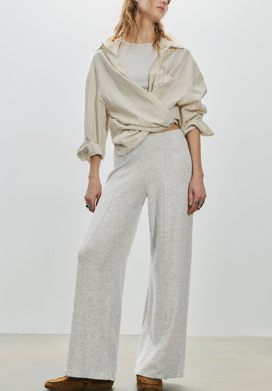 Брюки PULL&BEAR Trousers, Light Grey
Брюки PULL&BEAR Trousers, Light Grey