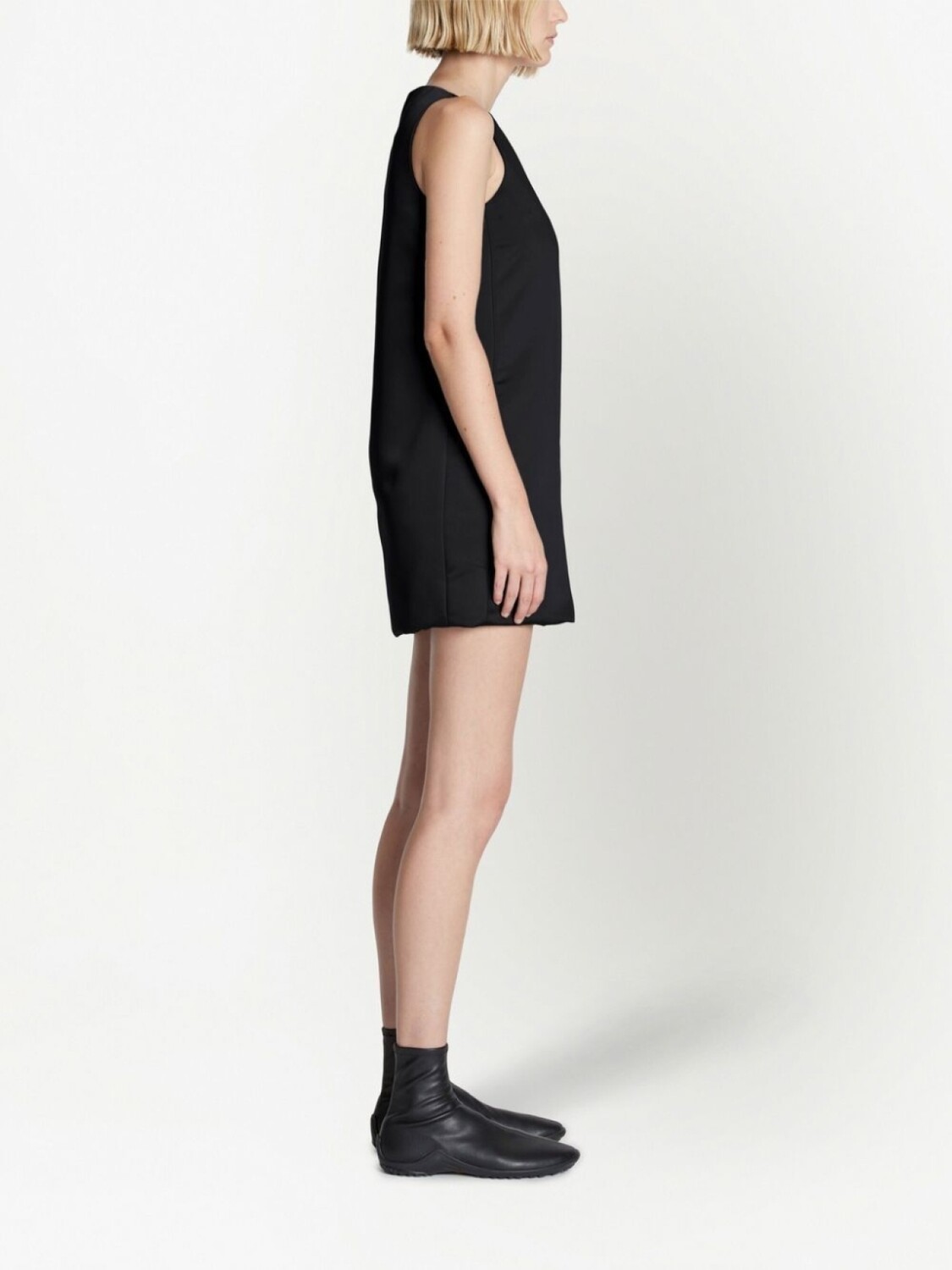 Proenza Schouler White Label атласное платье без рукавов, черный
Proenza Schouler White Label атласное платье без рукавов, черный