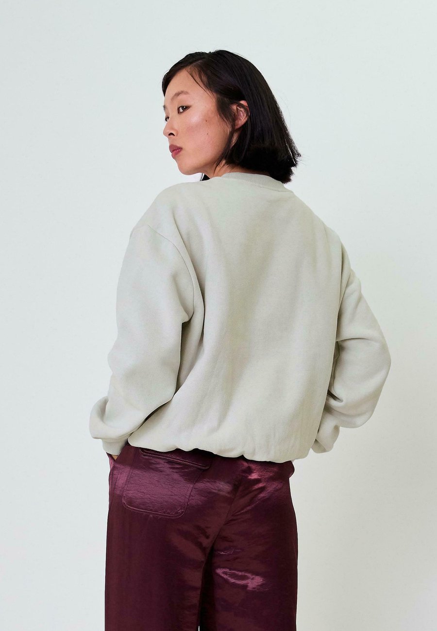 Толстовка OH APRIL Sweatshirt, Light Grey
Толстовка OH APRIL Sweatshirt, Light Grey