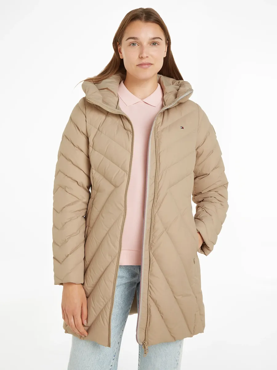 Стеганое пальто Tommy Hilfiger "CHEVRON MW PADDED COAT", со средней набивкой и фирменной этикеткой Tommy Hilfiger, бежевый
Стеганое пальто Tommy Hilfiger "CHEVRON MW PADDED COAT", со средней набивкой и фирменной этикеткой Tommy Hilfiger, бежевый