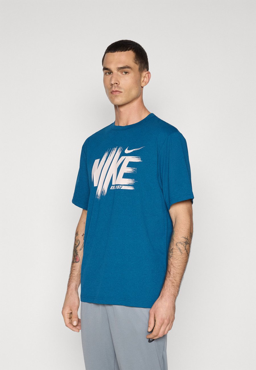Спортивная футболка Nike Performance HYVERSE, Blue Force/Silt Red/Blue
Спортивная футболка Nike Performance HYVERSE, Blue Force/Silt Red/Blue