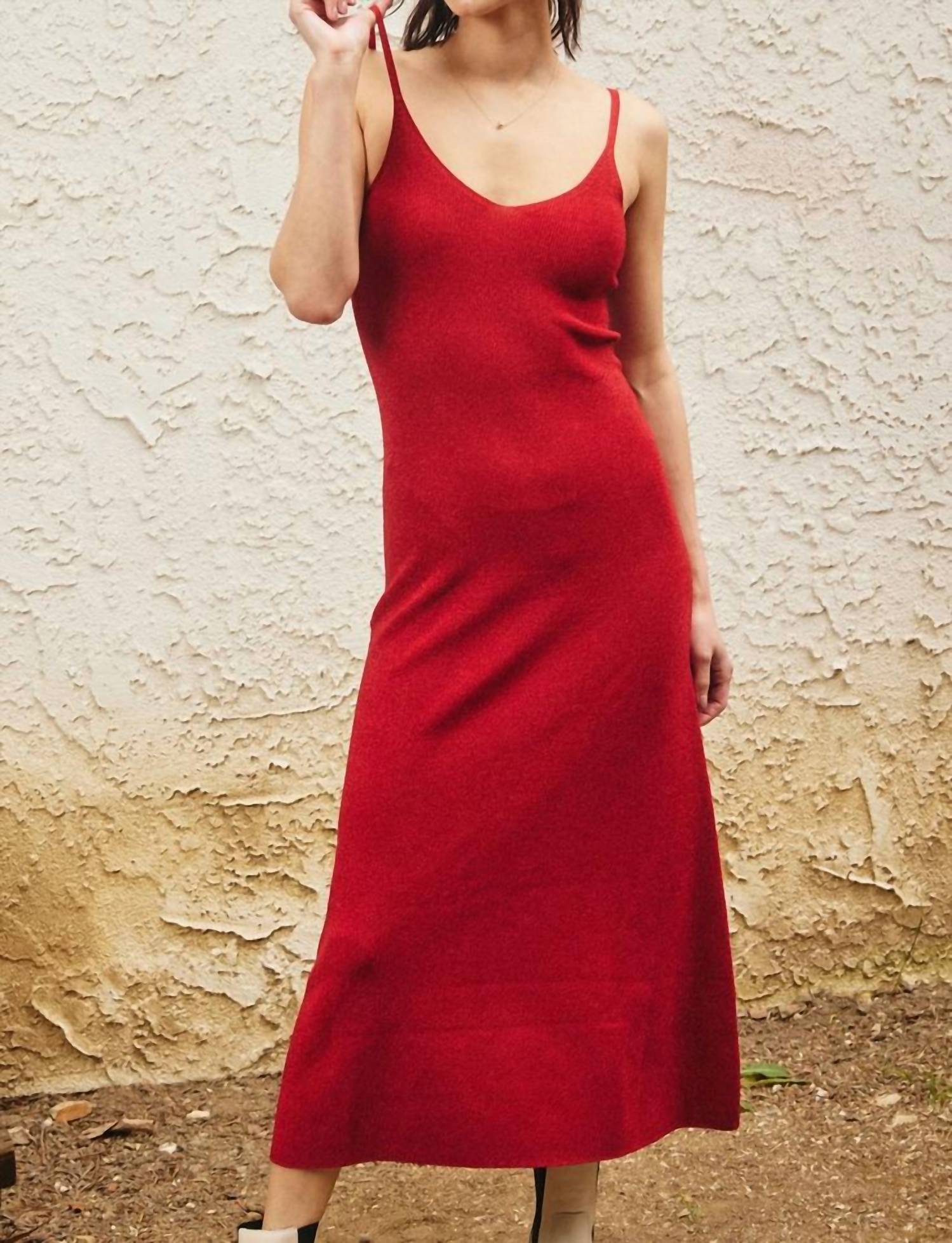 Металлизированное трикотажное платье-камисол миди в красном цвете Lara Daisy
Металлизированное трикотажное платье-камисол миди в красном цвете Lara Daisy