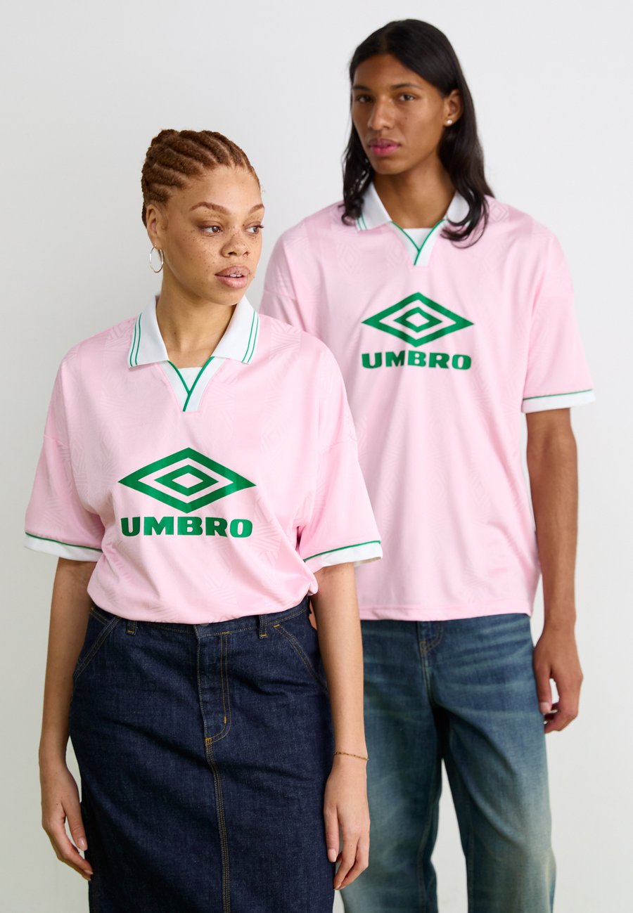 Поло Umbro BOXY FOOTBALL UNISEX, Fairy Tale/Brilliant White/Jelly Bean/Pink
Поло Umbro BOXY FOOTBALL UNISEX, Fairy Tale/Brilliant White/Jelly Bean/Pink