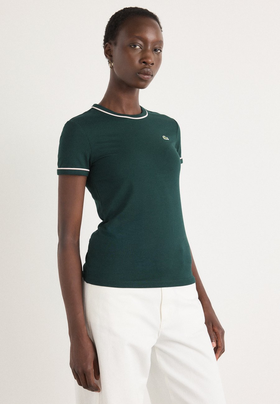 Футболка Lacoste Basic T-shirt, Sinople/Flour/Nidus/Dark Blue
Футболка Lacoste Basic T-shirt, Sinople/Flour/Nidus/Dark Blue