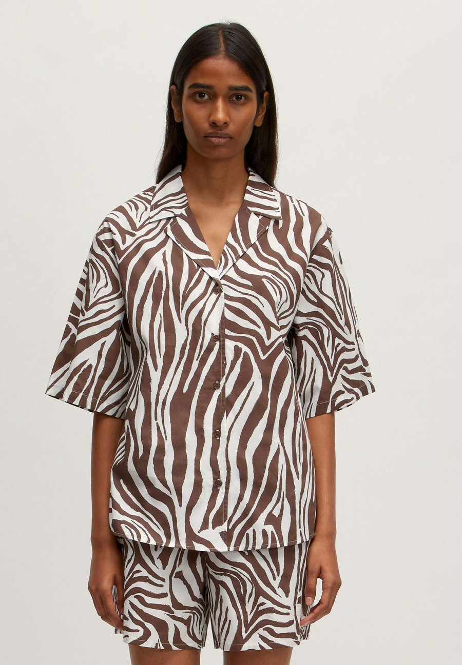 Блуза EDITED CHRIS, Braun/Weiß/Brown
Блуза EDITED CHRIS, Braun/Weiß/Brown