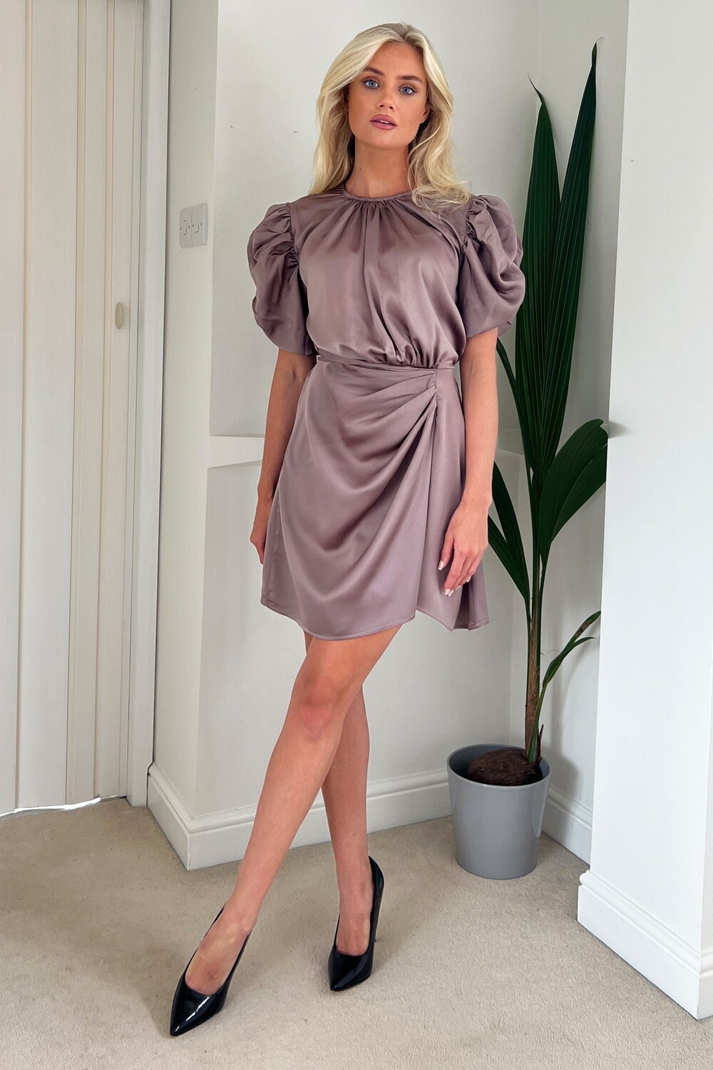 Мини-Платье с короткими рукавами-буфами и сборкой по бокам Ax Paris, фиолетовый
Мини-Платье с короткими рукавами-буфами и сборкой по бокам Ax Paris, фиолетовый