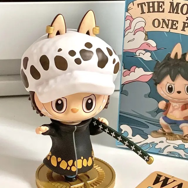 Фигурка POP MART Labubu The Monsters X One Piece Trafalgar Law
Фигурка POP MART Labubu The Monsters X One Piece Trafalgar Law