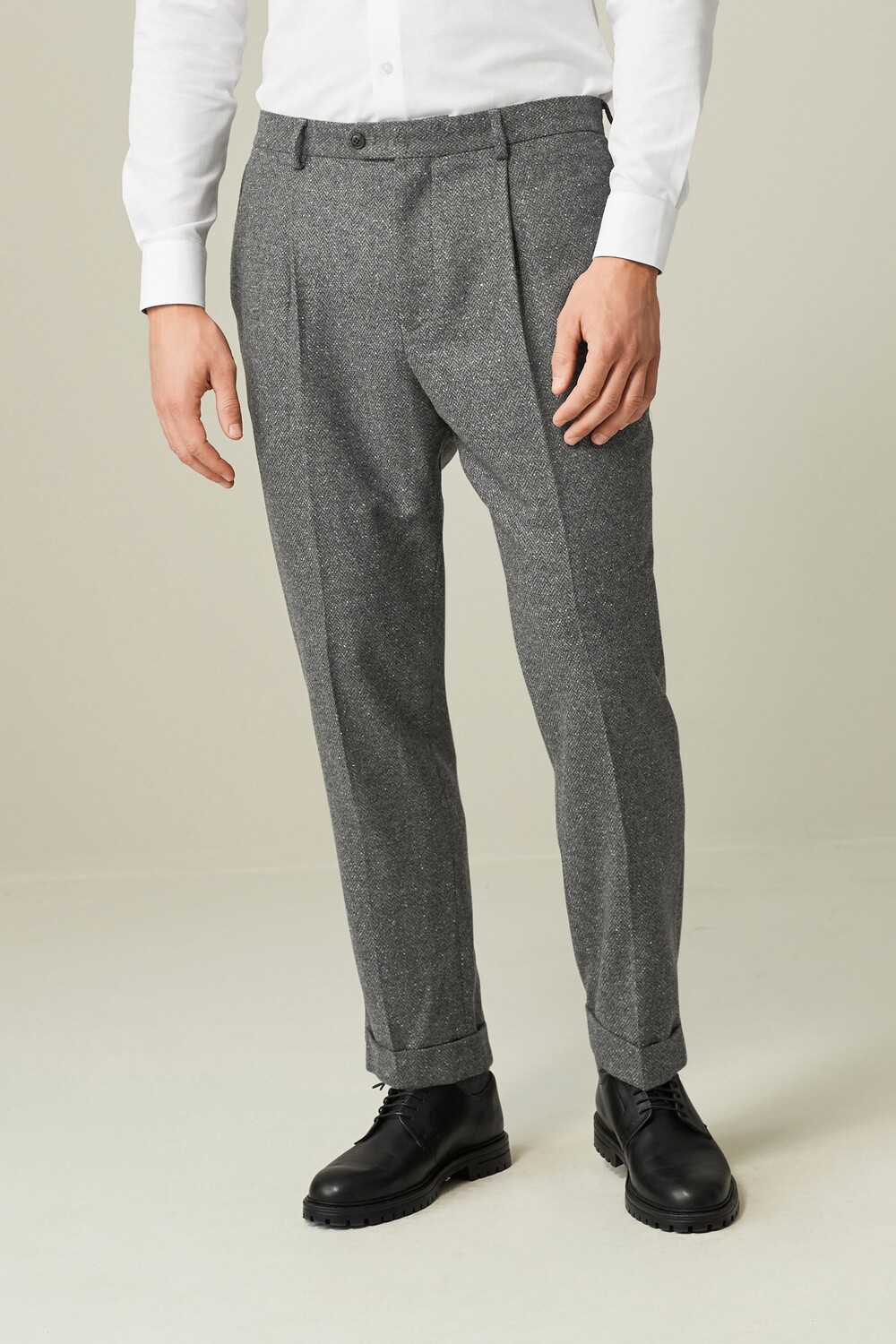 Фактурные костюмные брюки Nova Fides из итальянской ткани с узором «елочка» и смесовой шерсти Next, серый
Фактурные костюмные брюки Nova Fides из итальянской ткани с узором «елочка» и смесовой шерсти Next, серый