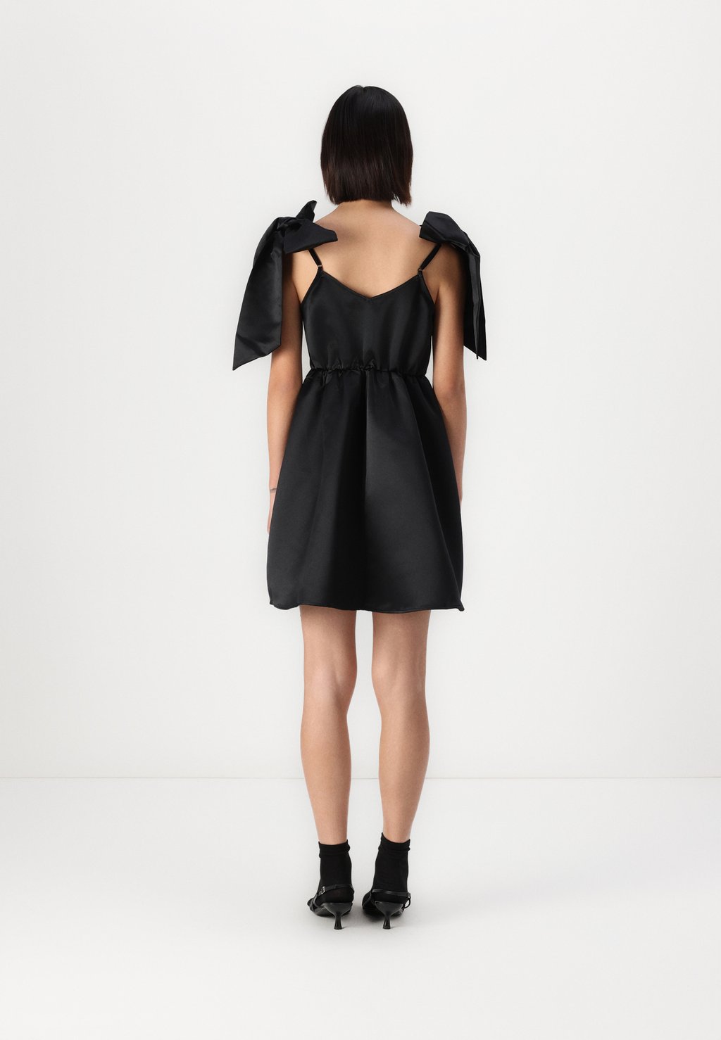 Коктейльное платье / Вечернее платье VMRILEY SINGLET BOW SHORT DRESS Vero Moda, черный
Коктейльное платье / Вечернее платье VMRILEY SINGLET BOW SHORT DRESS Vero Moda, черный